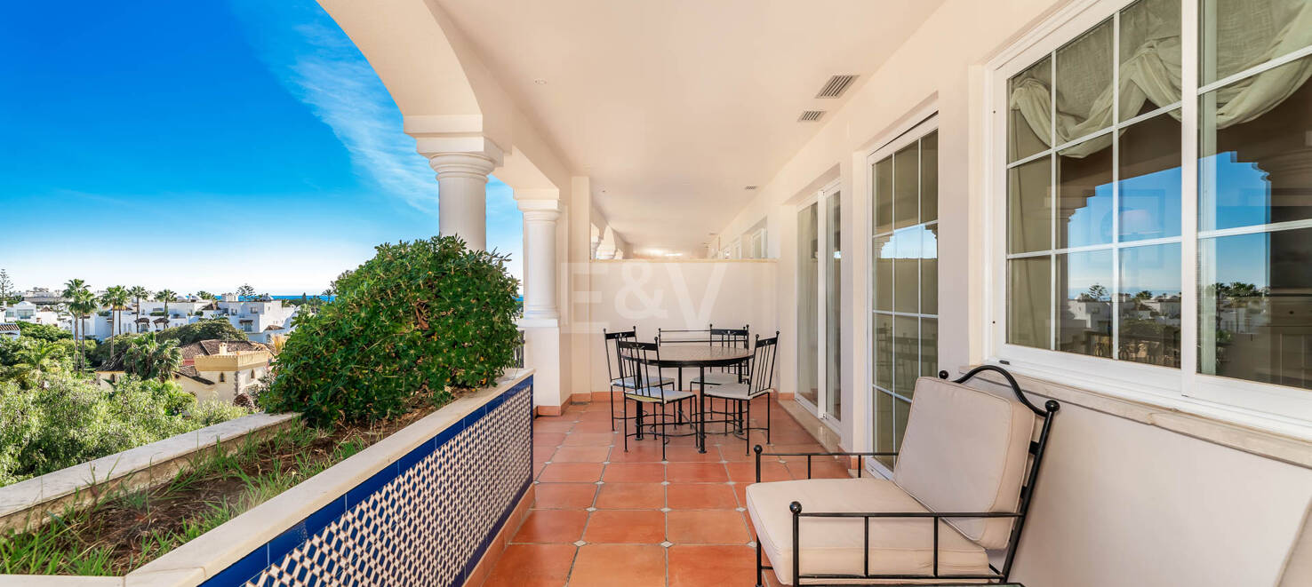 Apartamento en primera línea de playa en la Milla de Oro con impresionantes vistas