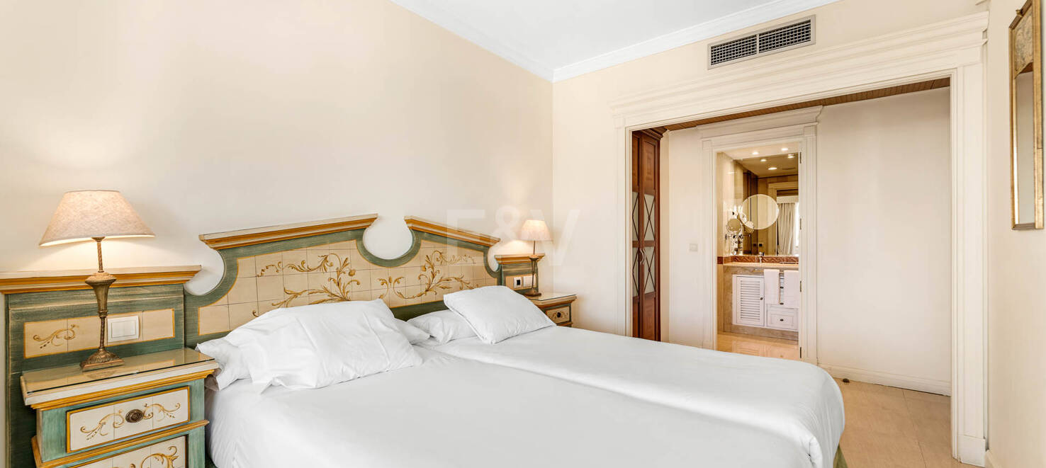 Apartamento en primera línea de playa en la Milla de Oro con impresionantes vistas