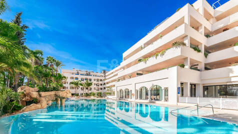 Apartamento en primera línea de playa en la Milla de Oro con impresionantes vistas