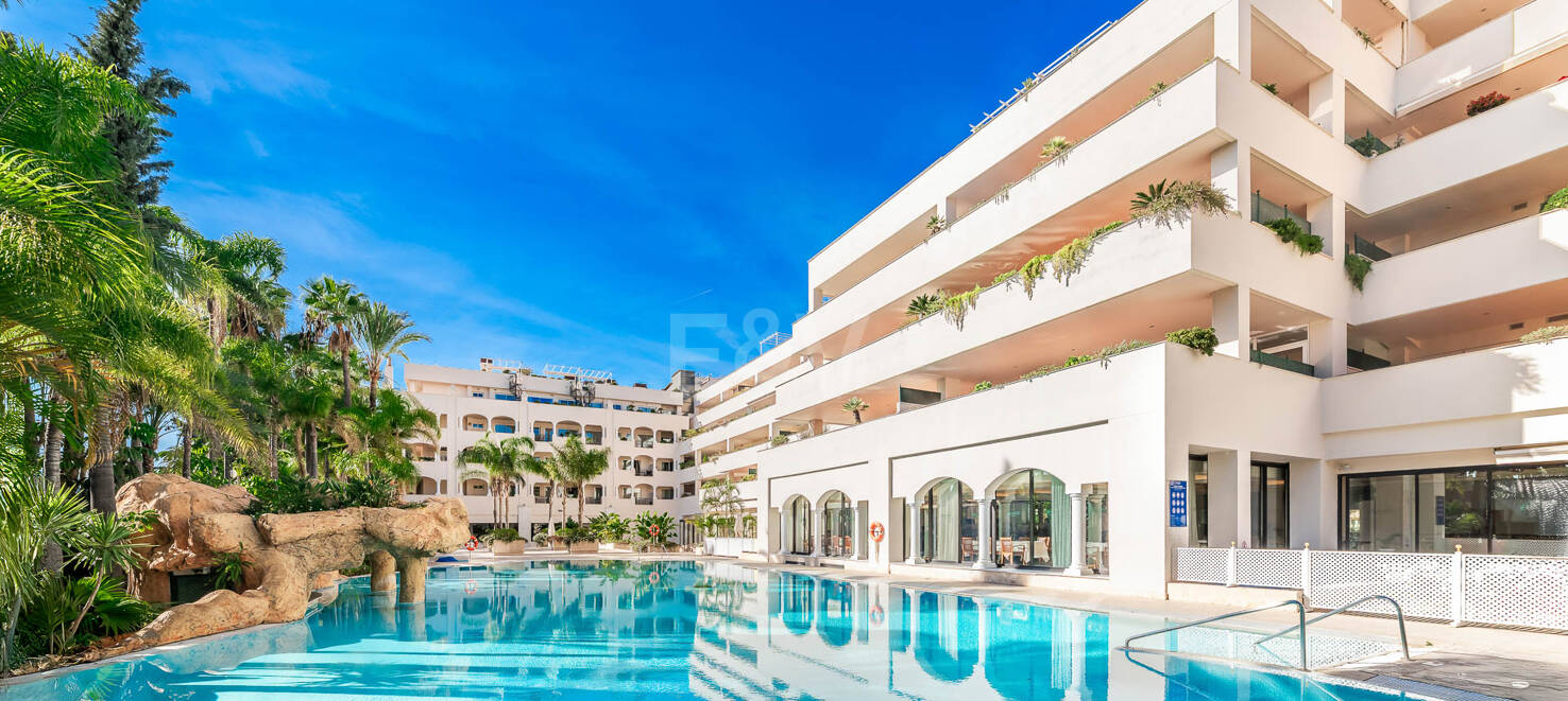 Apartamento en primera línea de playa en la Milla de Oro con impresionantes vistas