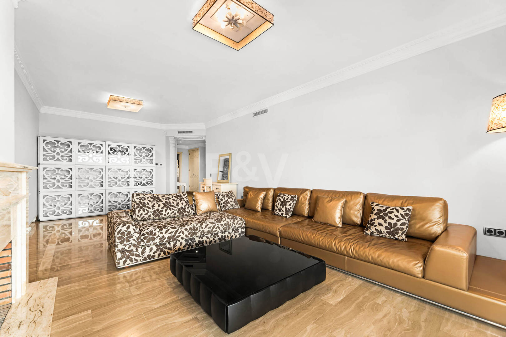 Refined Residence z pokrytym tarasem i widokiem śródziemnomorskim