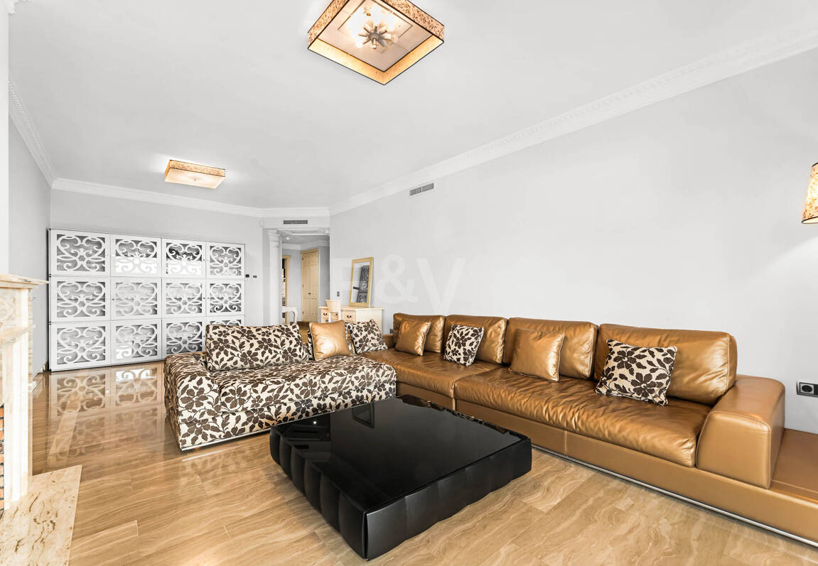 Residencia Sofisticada con Terraza Cubierta y Vistas al Mediterráneo