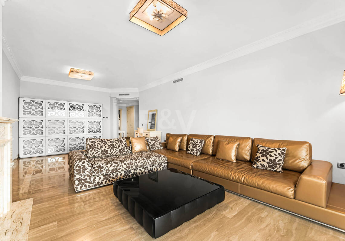 Refined Residence z pokrytym tarasem i widokiem śródziemnomorskim