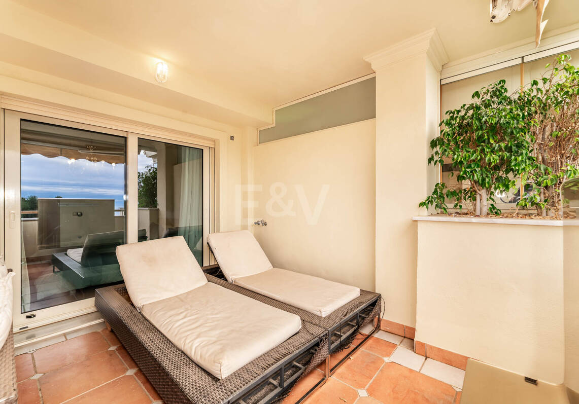 Refined Residence z pokrytym tarasem i widokiem śródziemnomorskim