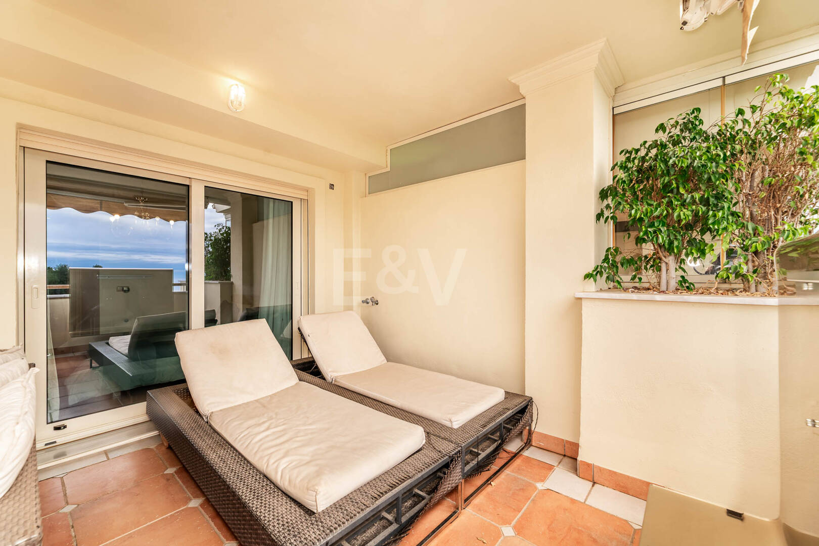 Residencia Sofisticada con Terraza Cubierta y Vistas al Mediterráneo