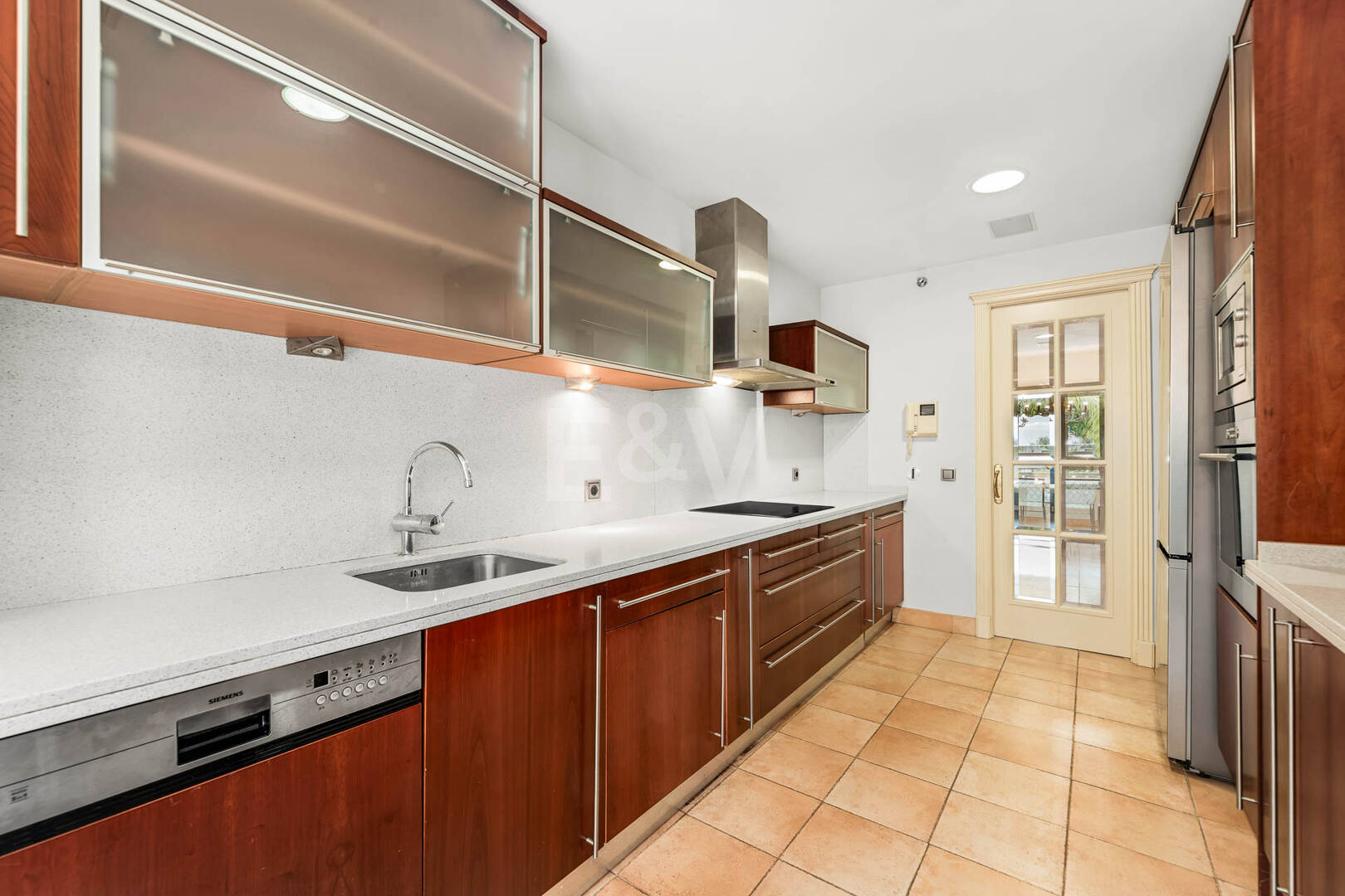 Refined Residence z pokrytym tarasem i widokiem śródziemnomorskim