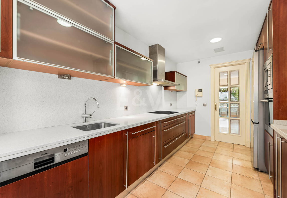 Residencia Sofisticada con Terraza Cubierta y Vistas al Mediterráneo