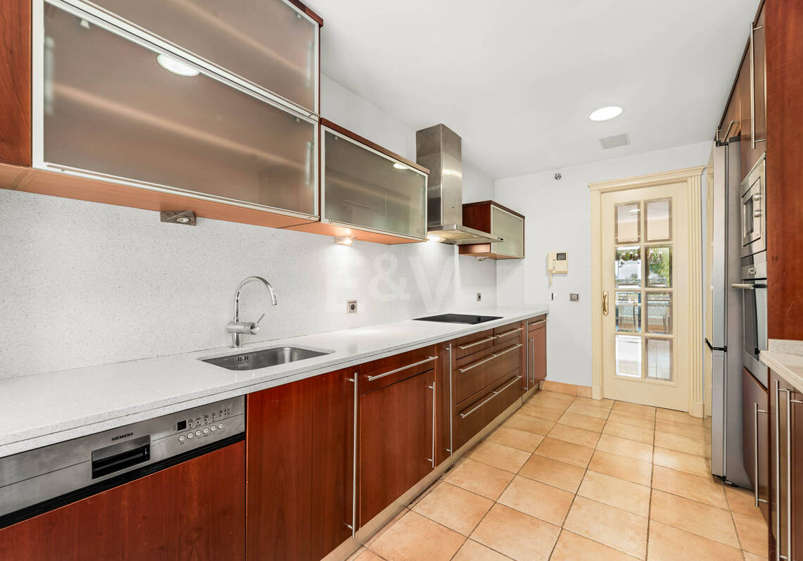Refined Residence z pokrytym tarasem i widokiem śródziemnomorskim