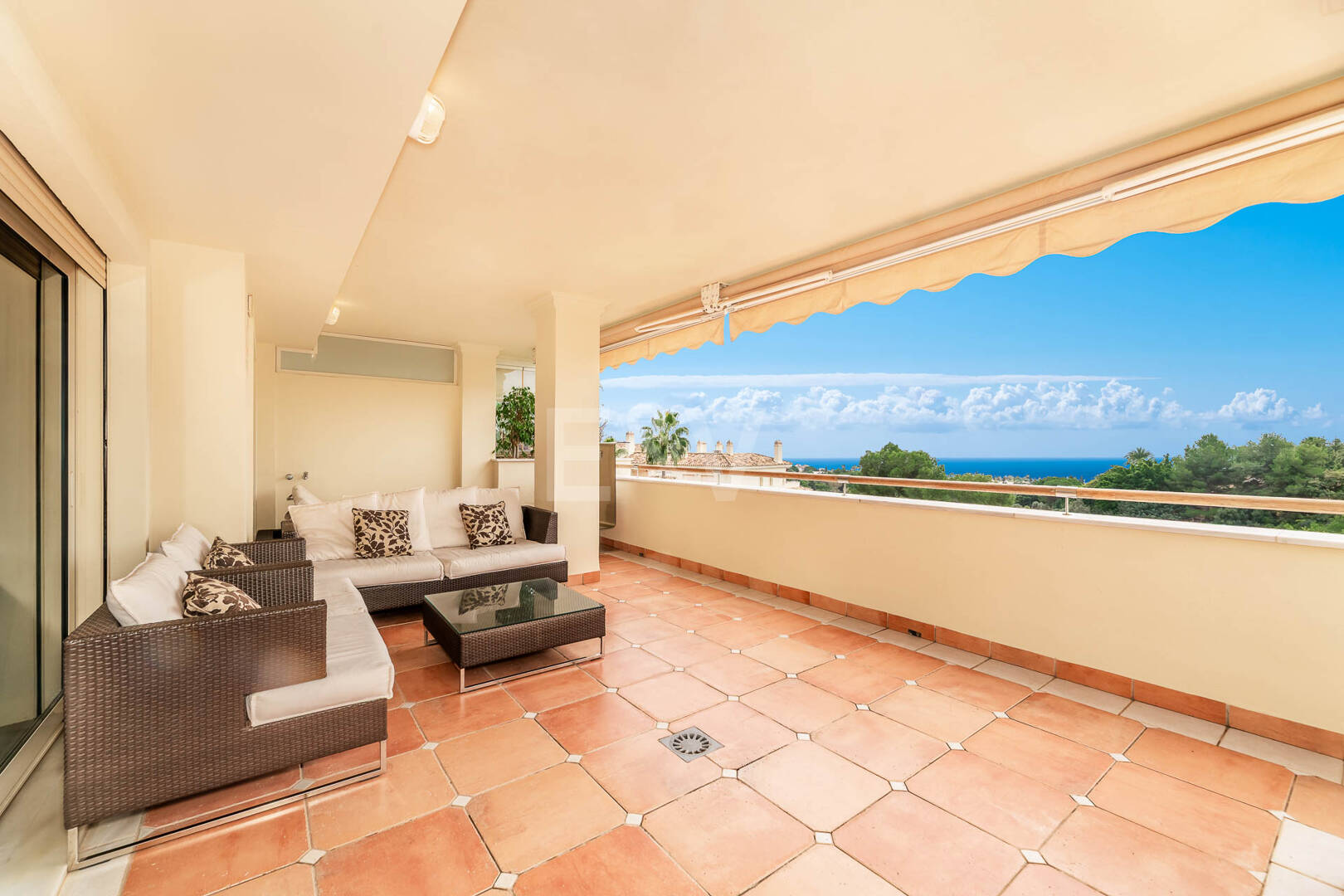 Residencia Sofisticada con Terraza Cubierta y Vistas al Mediterráneo