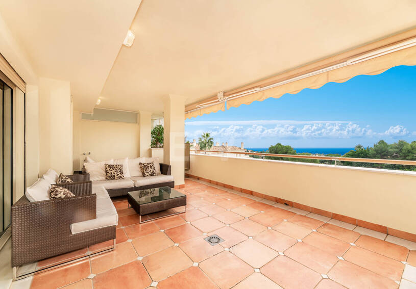 Residencia Sofisticada con Terraza Cubierta y Vistas al Mediterráneo