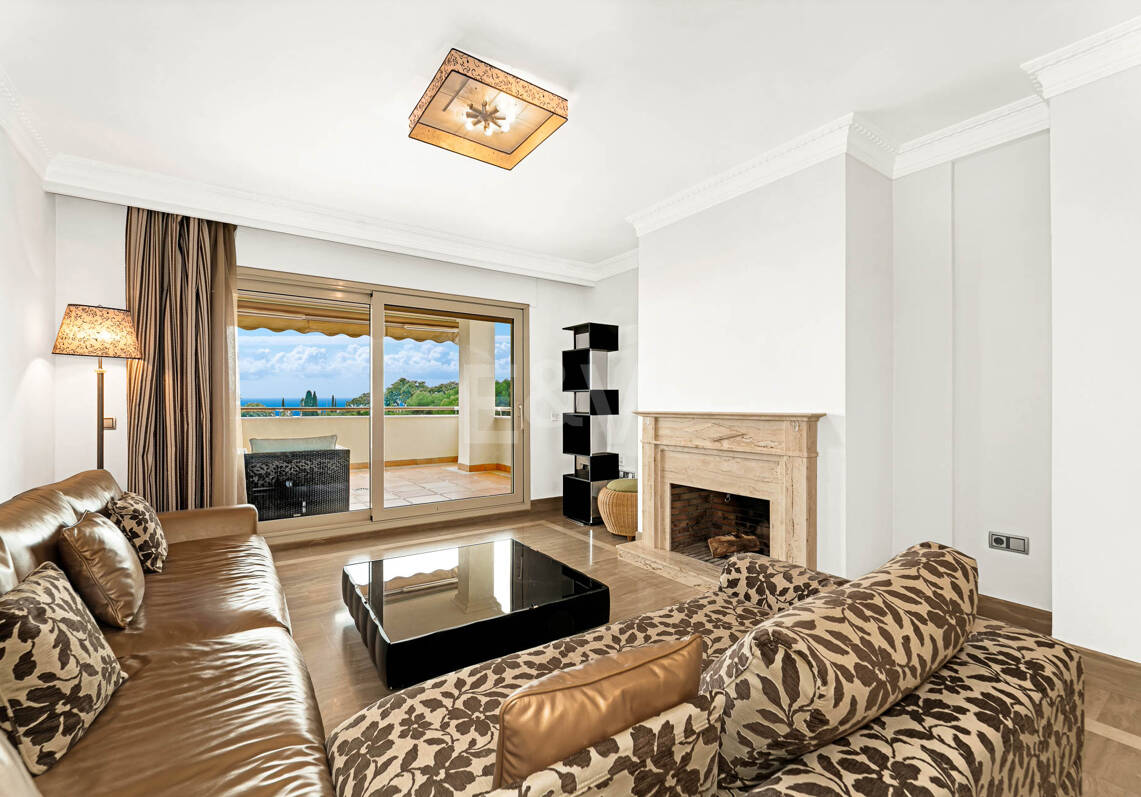 Refined Residence z pokrytym tarasem i widokiem śródziemnomorskim