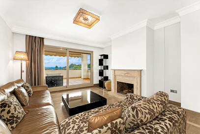 Residencia Sofisticada con Terraza Cubierta y Vistas al Mediterráneo