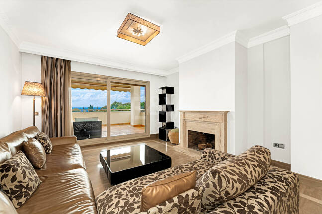 Residencia Sofisticada con Terraza Cubierta y Vistas al Mediterráneo