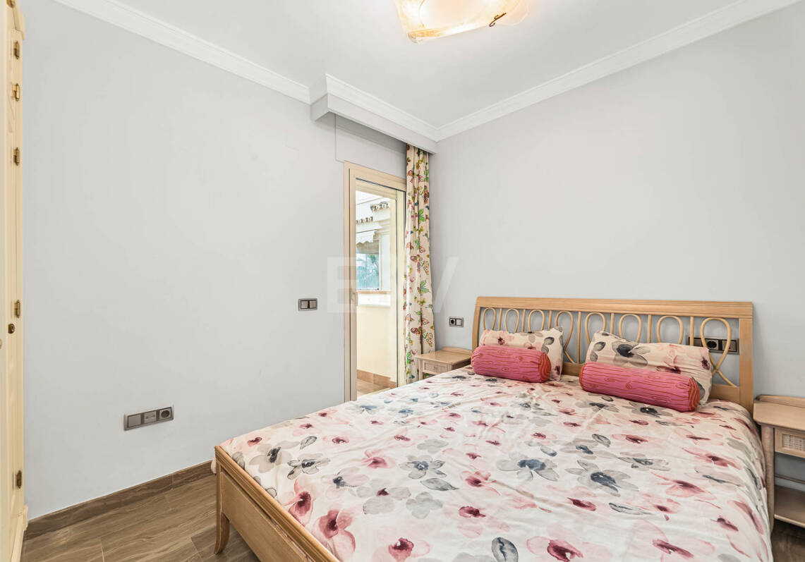 Refined Residence z pokrytym tarasem i widokiem śródziemnomorskim