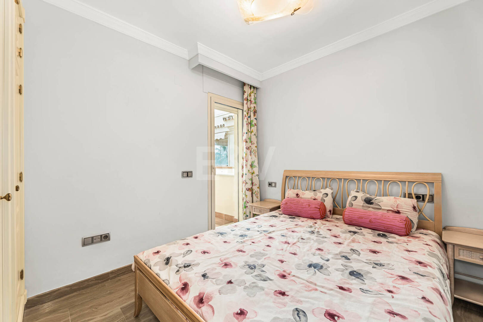 Refined Residence z pokrytym tarasem i widokiem śródziemnomorskim