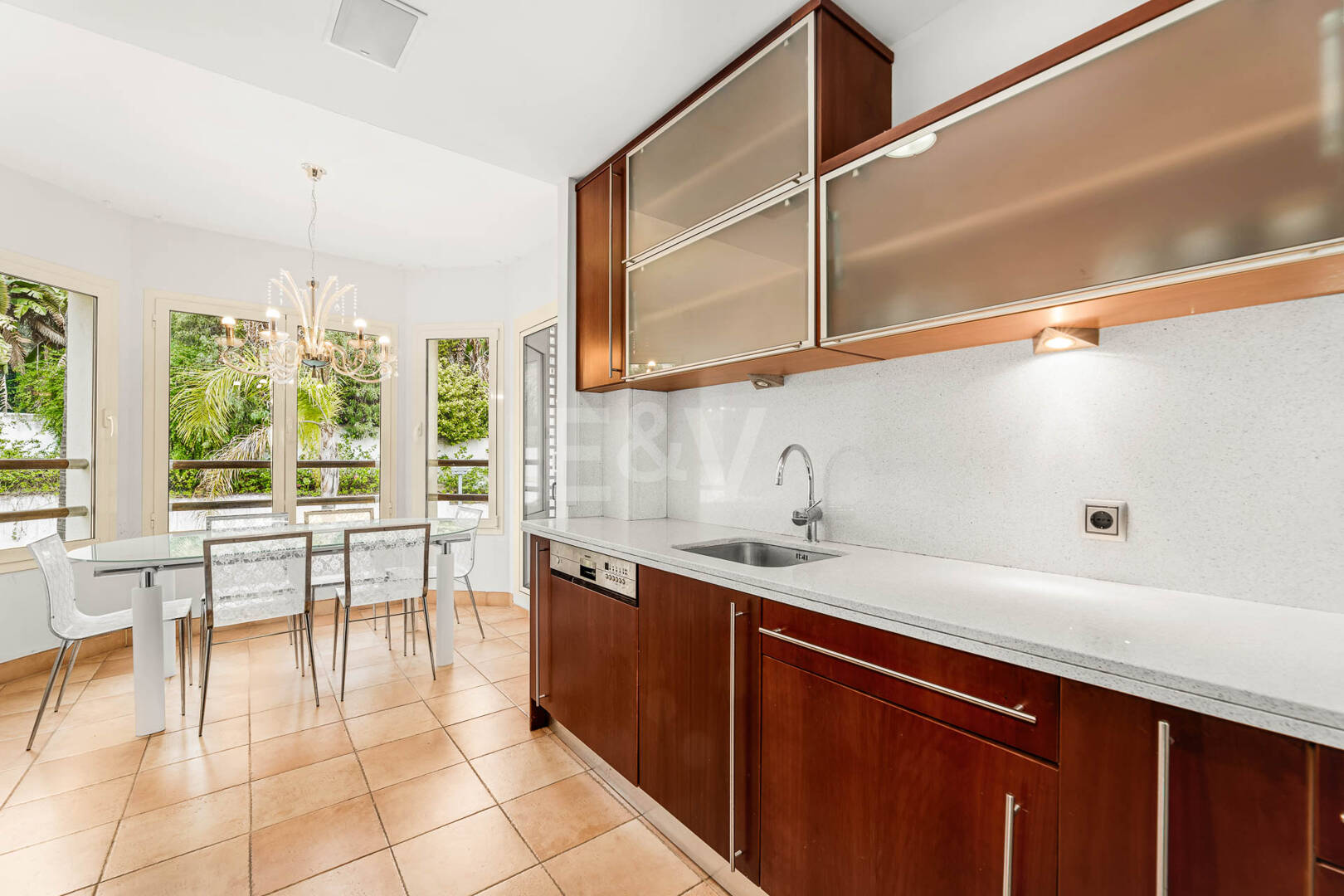 Residencia Sofisticada con Terraza Cubierta y Vistas al Mediterráneo