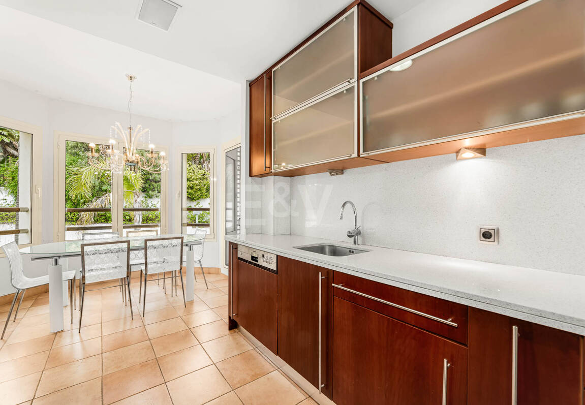 Residencia Sofisticada con Terraza Cubierta y Vistas al Mediterráneo