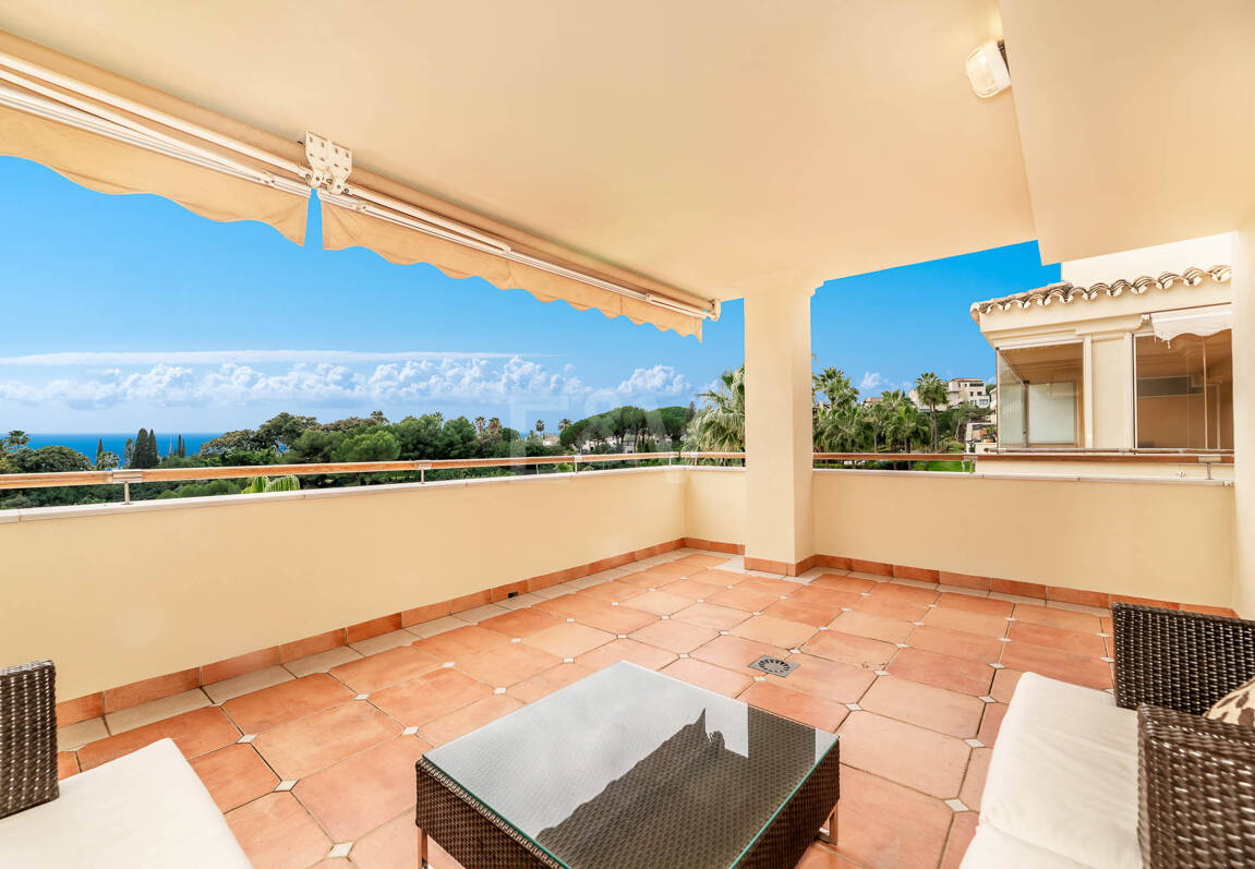 Residencia Sofisticada con Terraza Cubierta y Vistas al Mediterráneo
