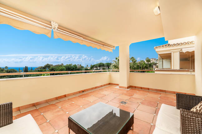 Residencia Sofisticada con Terraza Cubierta y Vistas al Mediterráneo