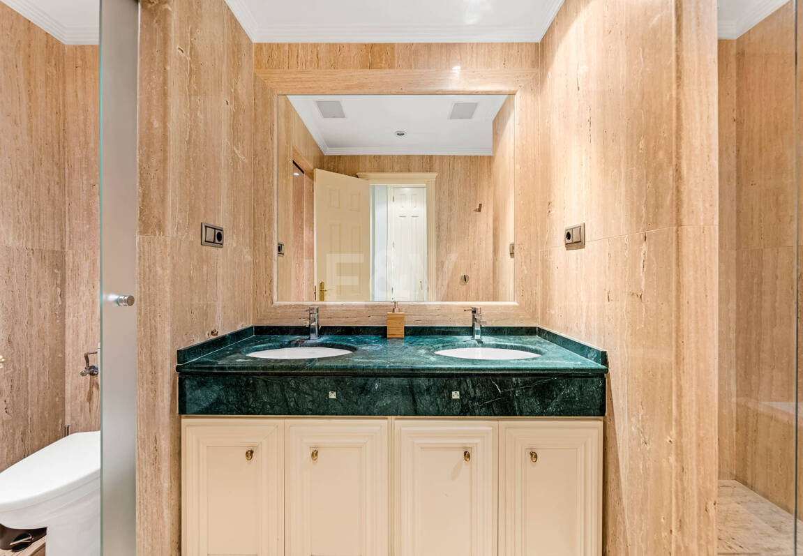 Residencia Sofisticada con Terraza Cubierta y Vistas al Mediterráneo