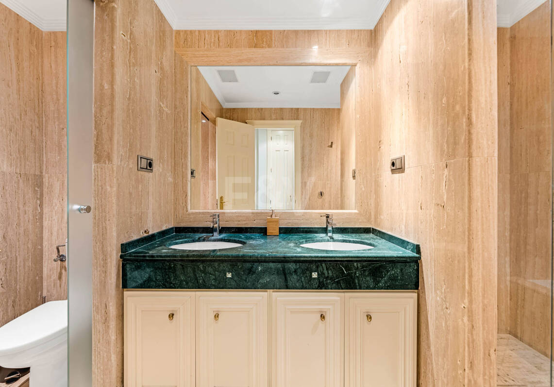 Refined Residence z pokrytym tarasem i widokiem śródziemnomorskim