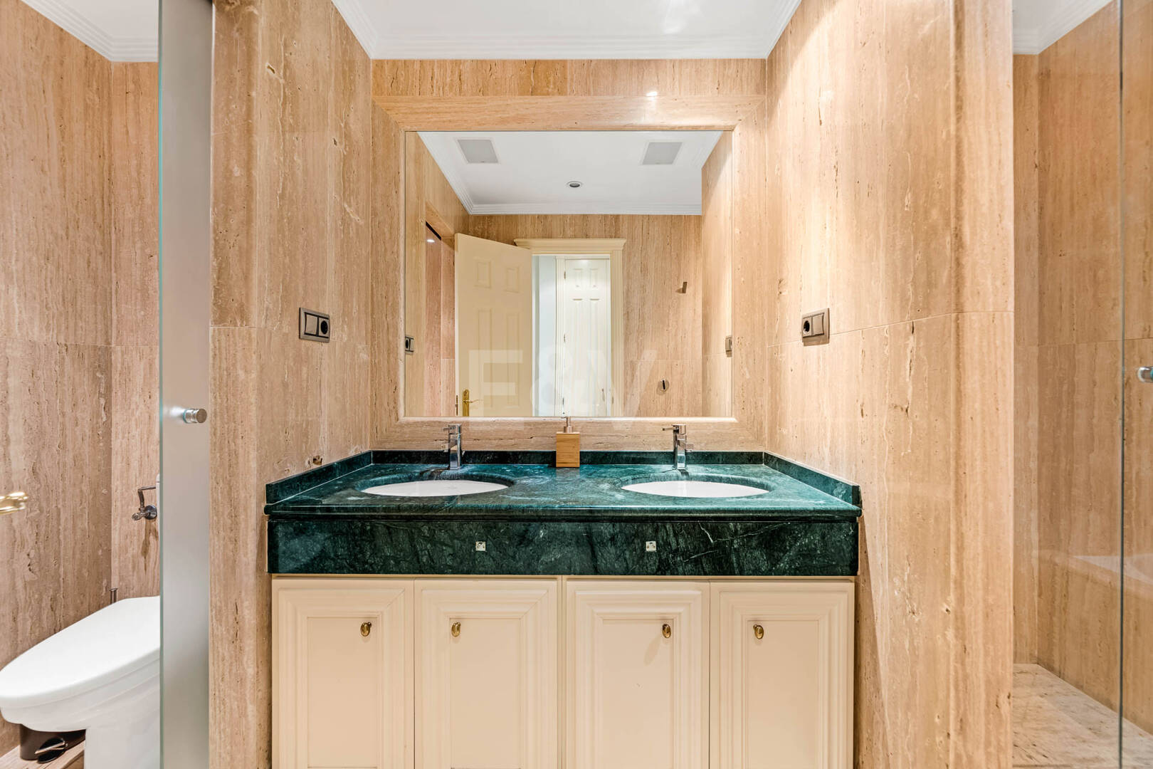 Refined Residence z pokrytym tarasem i widokiem śródziemnomorskim