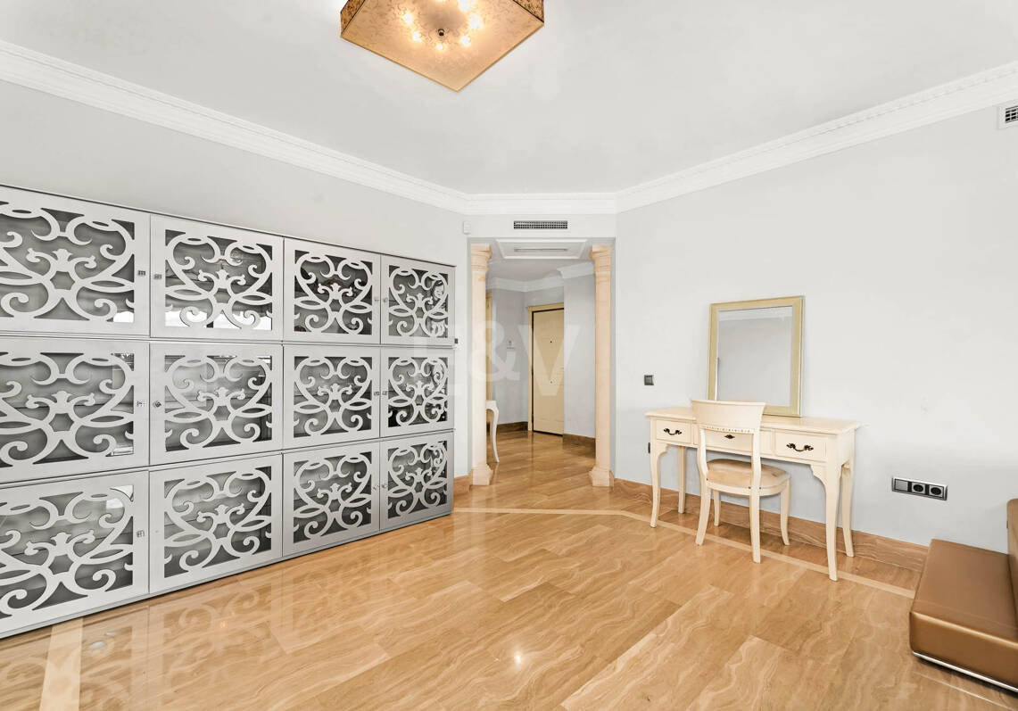 Refined Residence z pokrytym tarasem i widokiem śródziemnomorskim