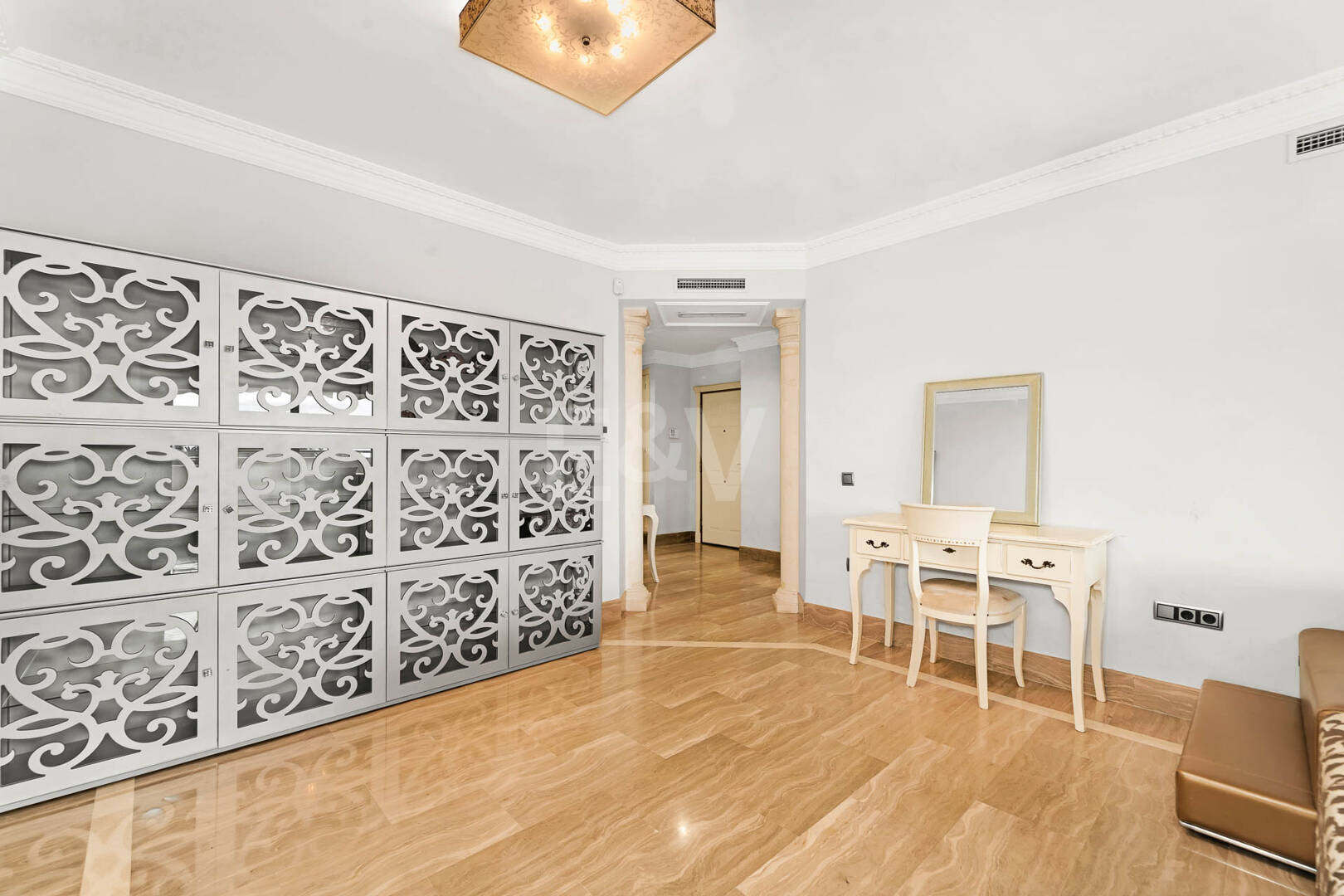 Refined Residence z pokrytym tarasem i widokiem śródziemnomorskim