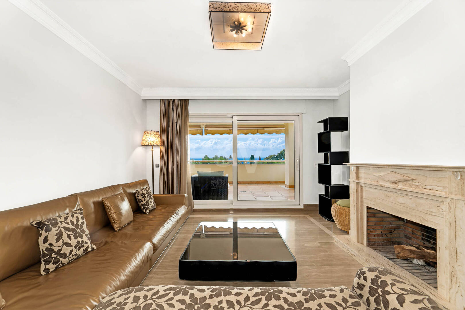 Refined Residence z pokrytym tarasem i widokiem śródziemnomorskim