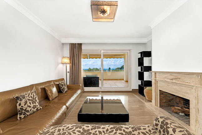 Residencia Sofisticada con Terraza Cubierta y Vistas al Mediterráneo