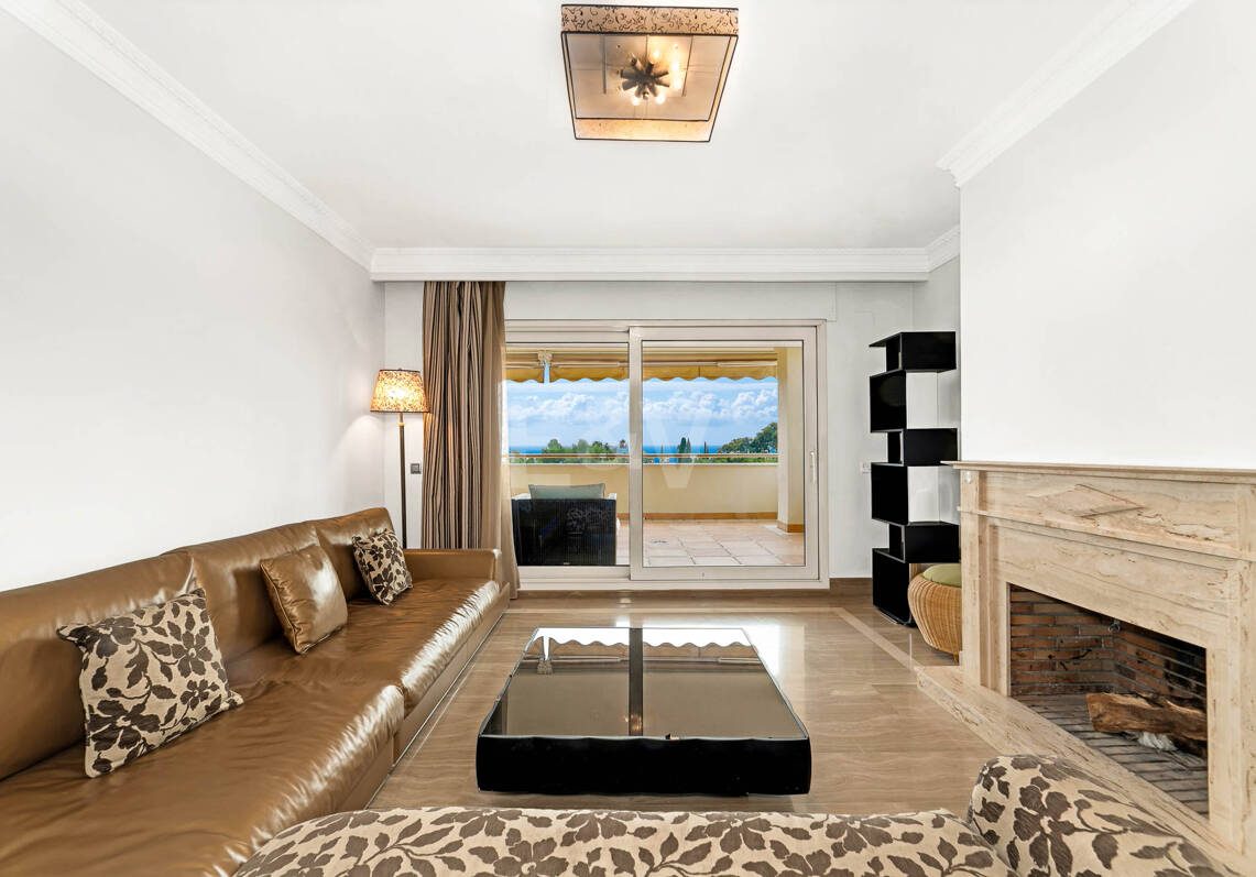Refined Residence z pokrytym tarasem i widokiem śródziemnomorskim