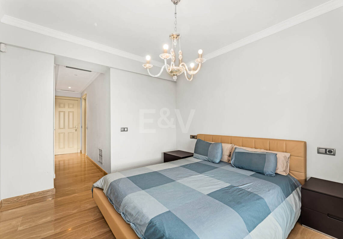 Refined Residence z pokrytym tarasem i widokiem śródziemnomorskim