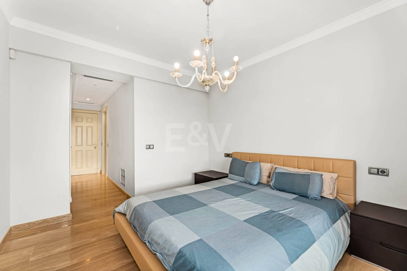 Refined Residence z pokrytym tarasem i widokiem śródziemnomorskim