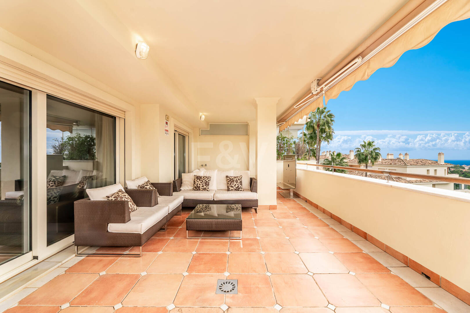 Refined Residence z pokrytym tarasem i widokiem śródziemnomorskim