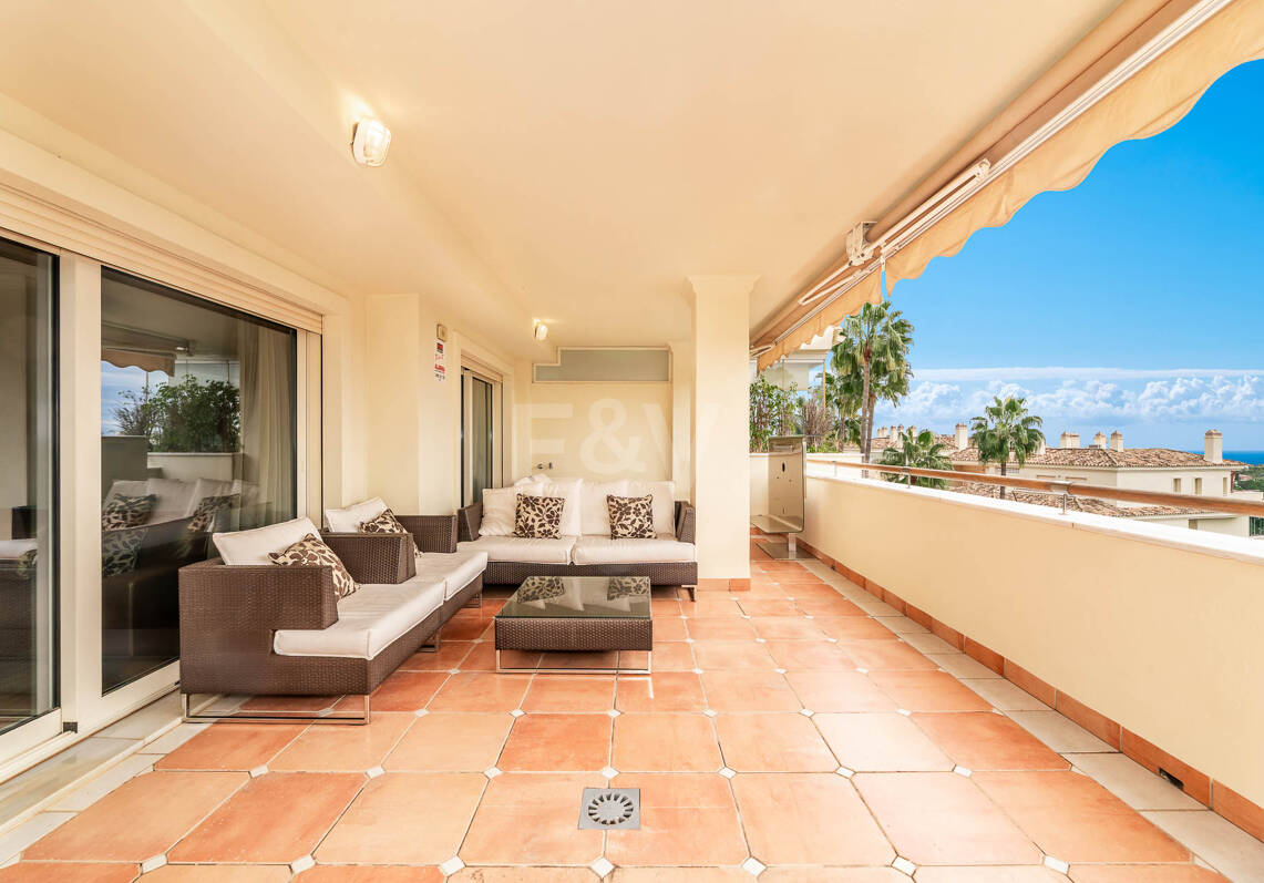 Refined Residence z pokrytym tarasem i widokiem śródziemnomorskim