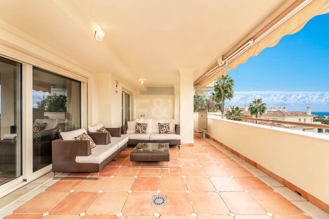 Residencia Sofisticada con Terraza Cubierta y Vistas al Mediterráneo