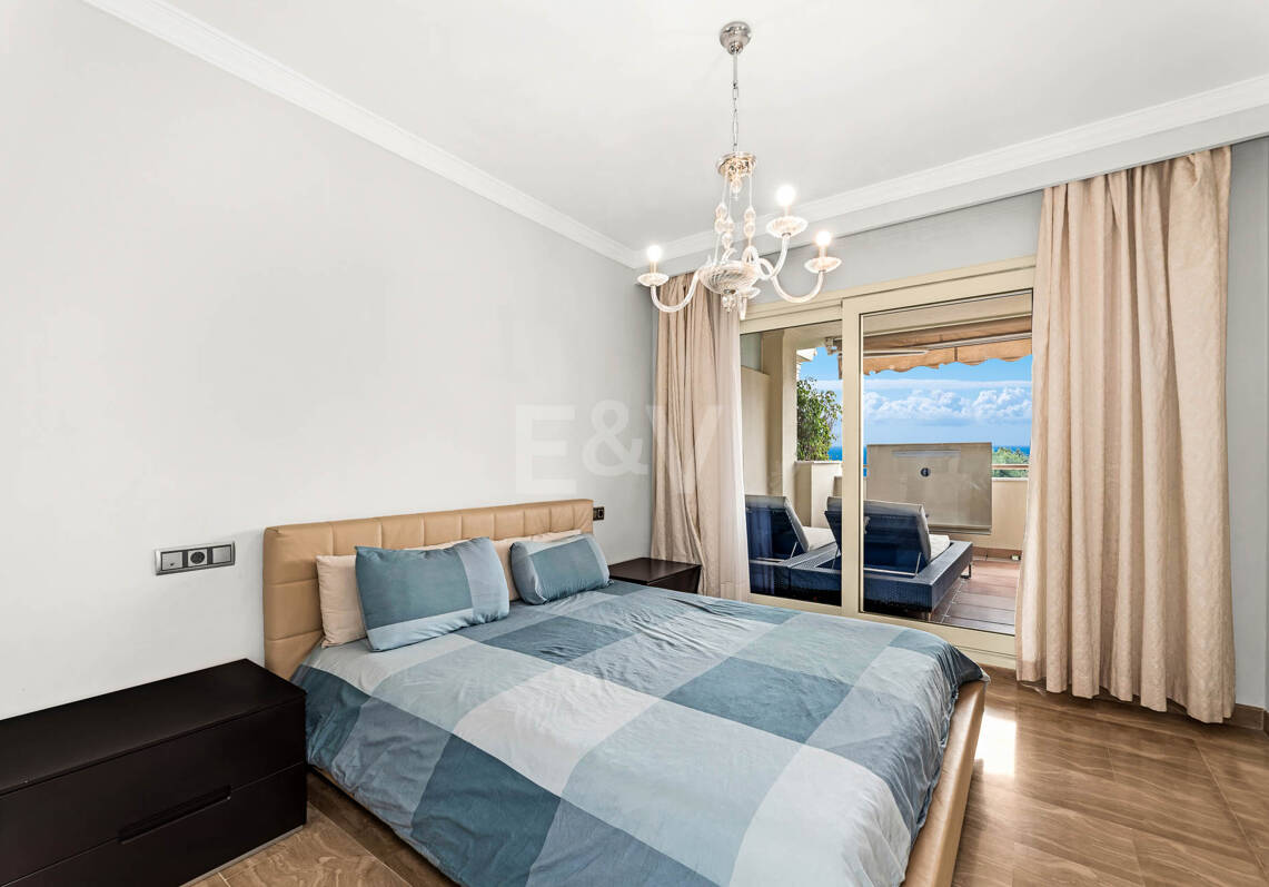 Refined Residence z pokrytym tarasem i widokiem śródziemnomorskim