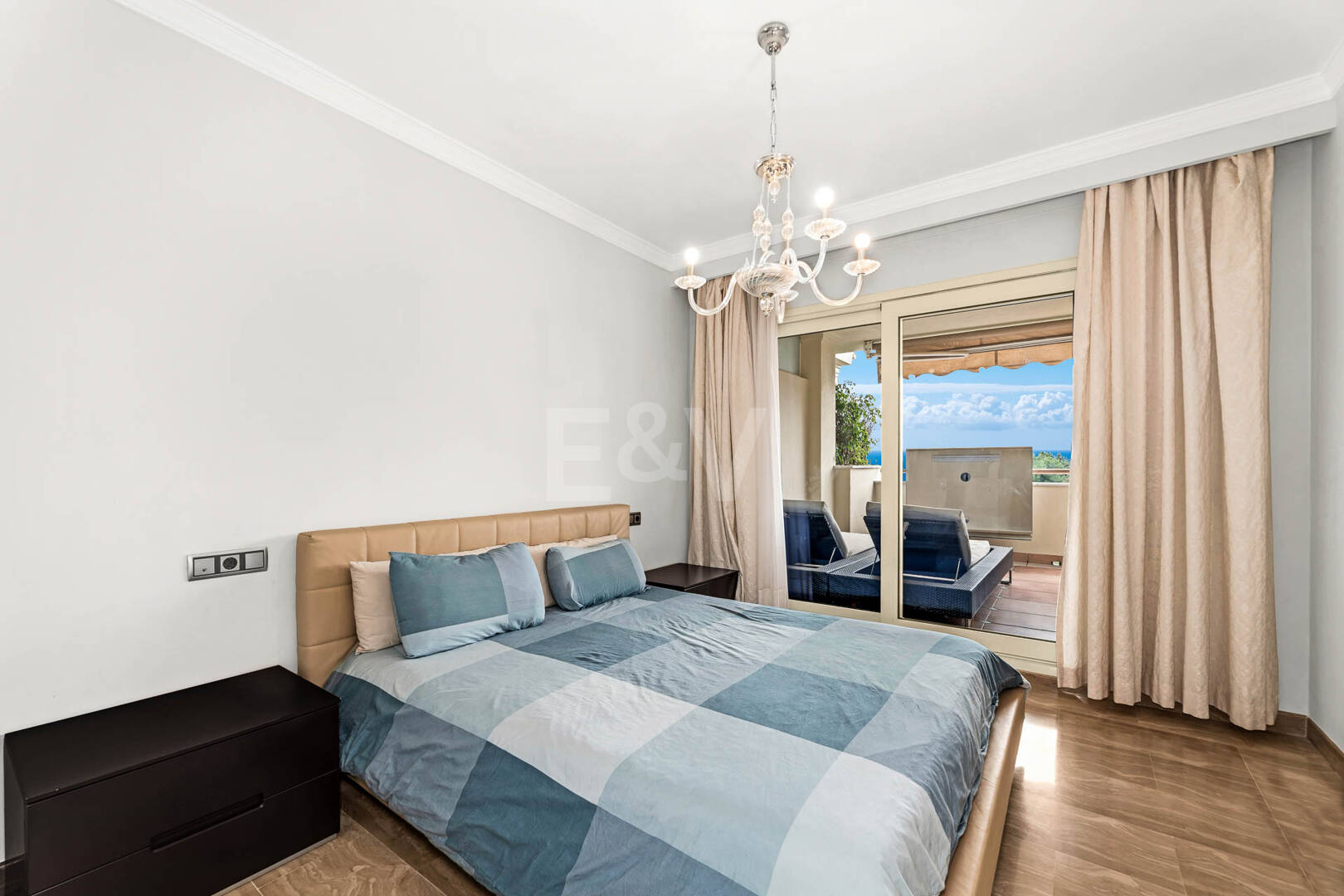 Refined Residence z pokrytym tarasem i widokiem śródziemnomorskim