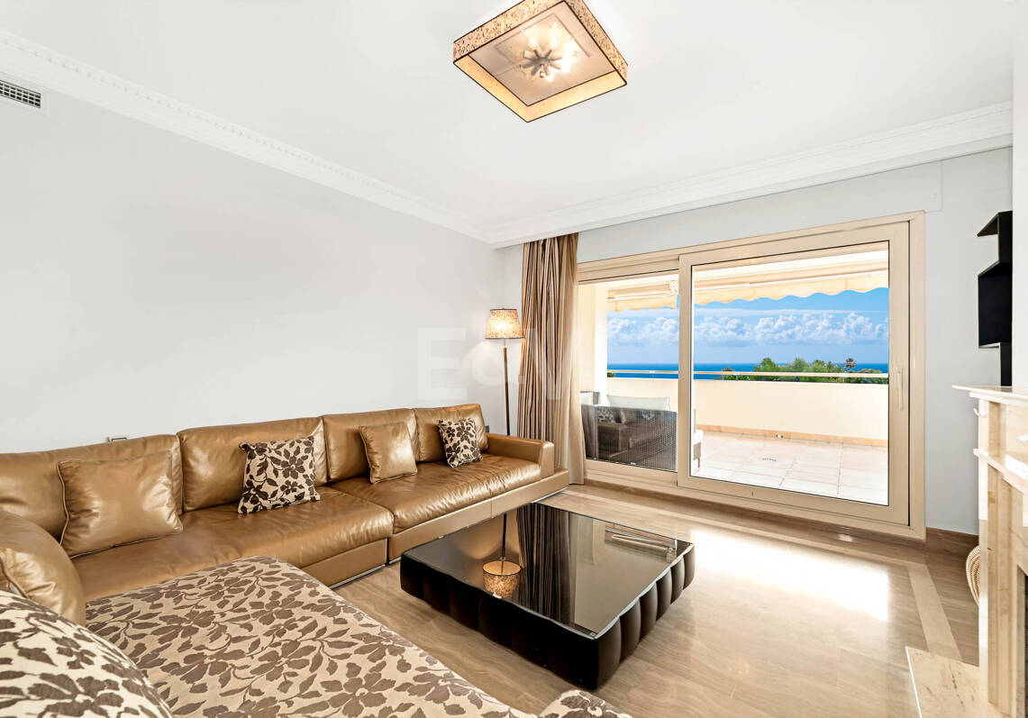 Refined Residence z pokrytym tarasem i widokiem śródziemnomorskim