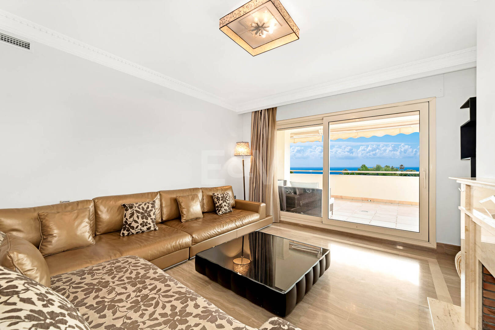 Residencia Sofisticada con Terraza Cubierta y Vistas al Mediterráneo