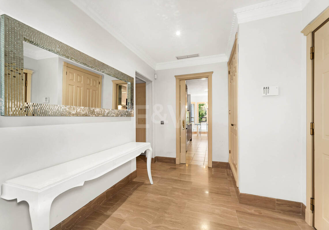 Refined Residence z pokrytym tarasem i widokiem śródziemnomorskim