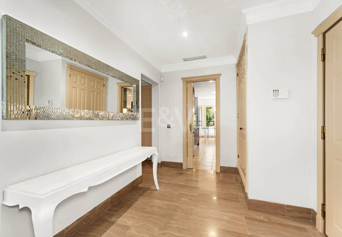 Residencia Sofisticada con Terraza Cubierta y Vistas al Mediterráneo