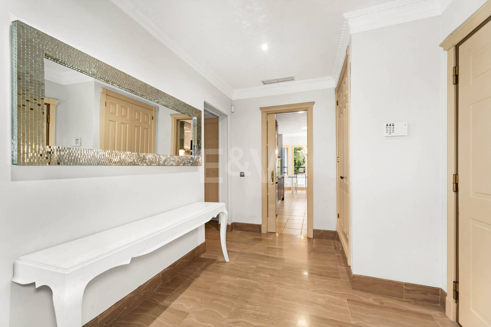 Refined Residence z pokrytym tarasem i widokiem śródziemnomorskim