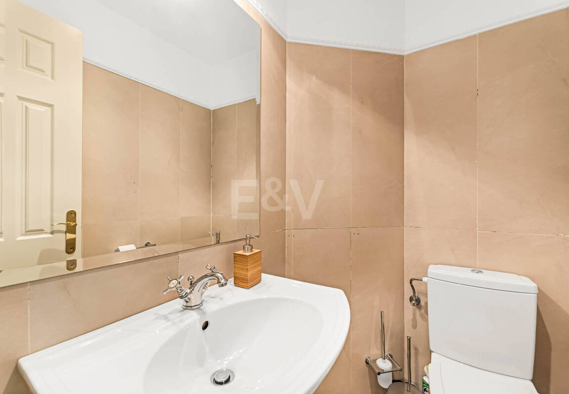 Residencia Sofisticada con Terraza Cubierta y Vistas al Mediterráneo