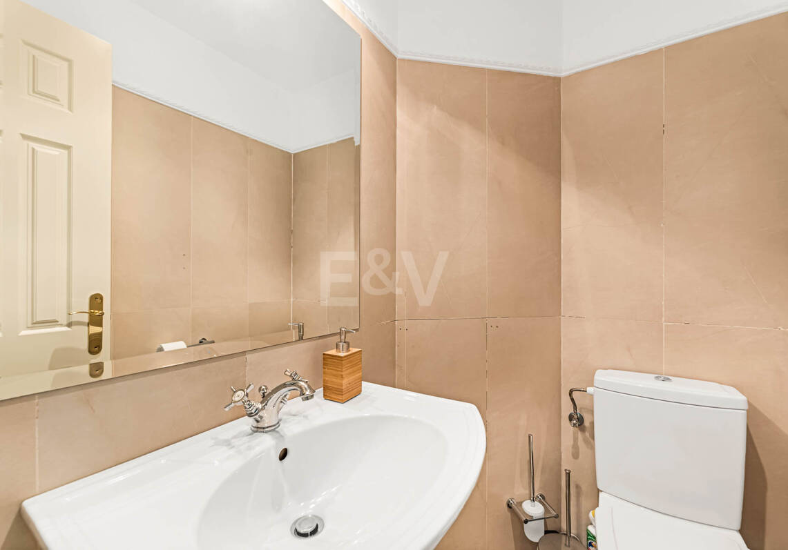 Refined Residence z pokrytym tarasem i widokiem śródziemnomorskim