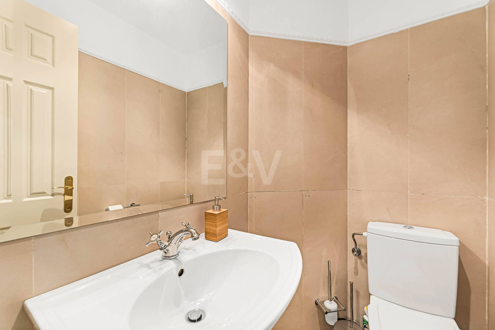 Refined Residence z pokrytym tarasem i widokiem śródziemnomorskim