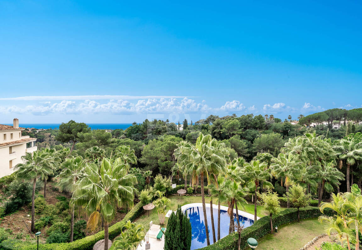 Residencia Sofisticada con Terraza Cubierta y Vistas al Mediterráneo
