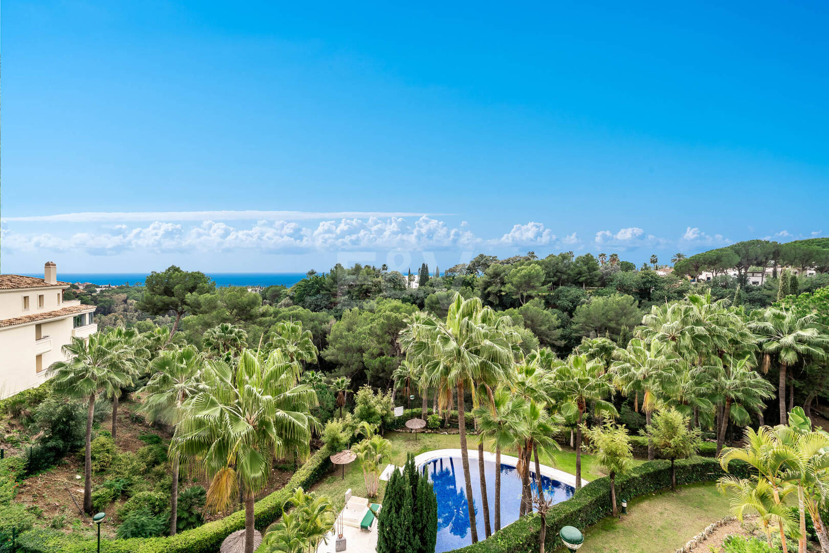 Residencia Sofisticada con Terraza Cubierta y Vistas al Mediterráneo