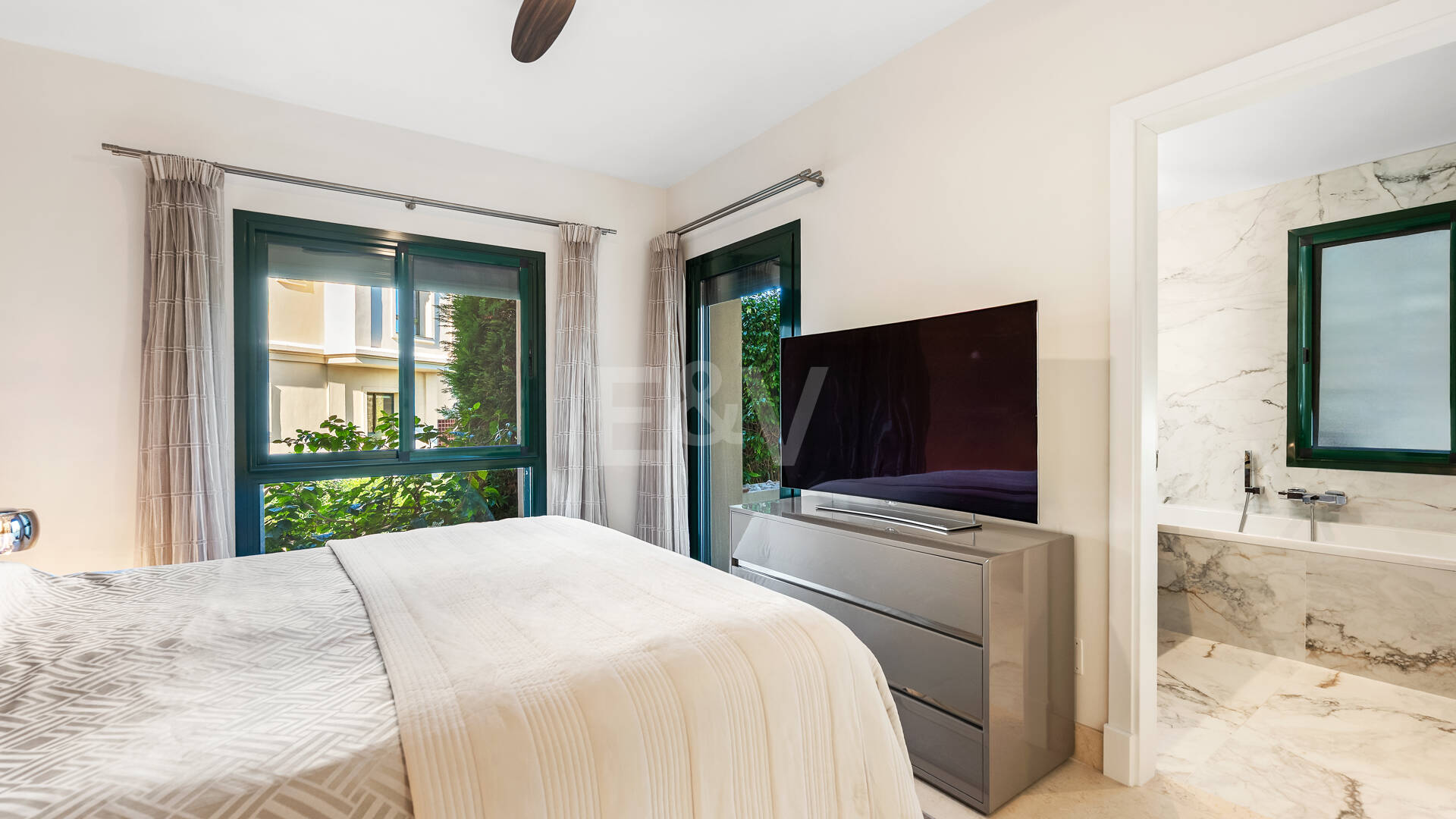 Golfside erhöhtes Erdgeschoss-Apartment mit Bergblick und Resort-ähnlichen Annehmlichkeiten