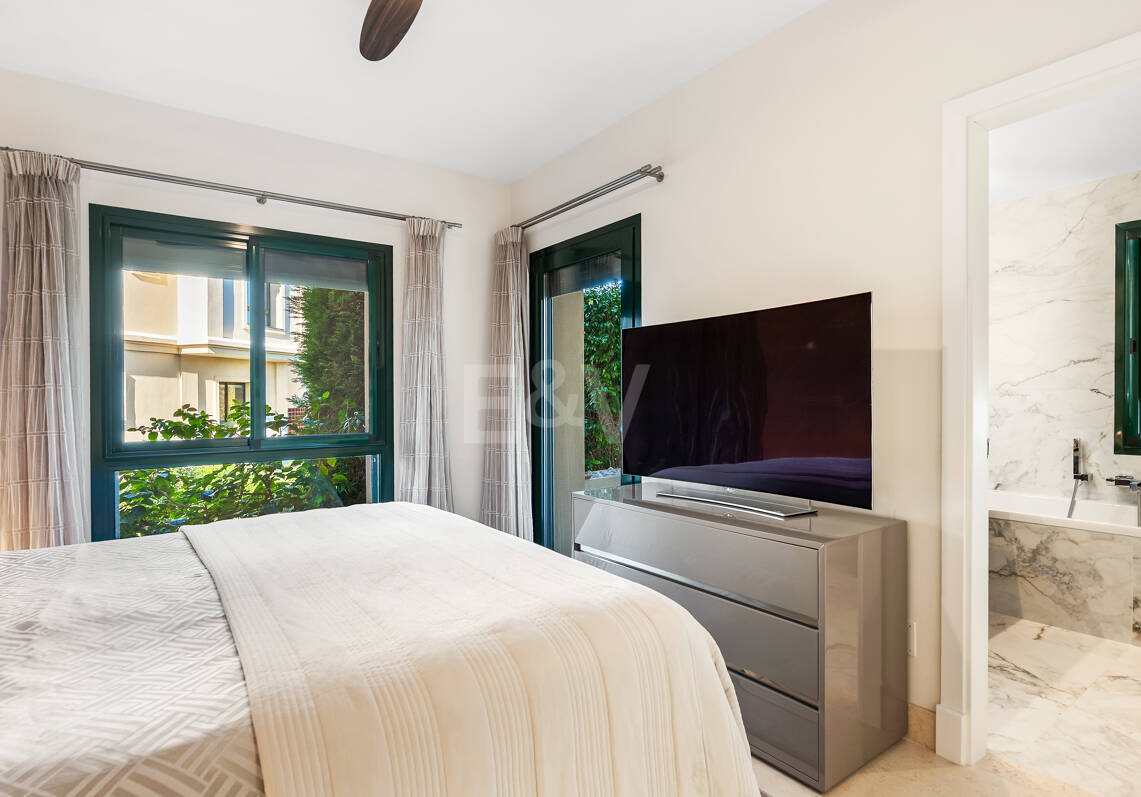 Golfside Elevated Groundfloor Apartment with Mountain Views and Resort-Style Amenities